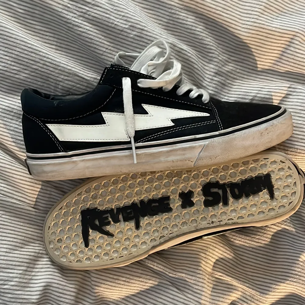 Vans revenge X storm i storlek US 10 (EUR 43) bra skick, använt ett par gånger. Pris kan diskuteras (lådan ingår givetvis). Köpare  står för frakt!. Skor.