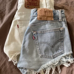 Levis 501 shorts - Levis vintage shorts Storlek har tyvärr suddats ut men skulle säga W25/26 eller XS, dom blåa är lite mindre än dom vita.  Nypris 500kr/st säljer dom för 250 kr/st eller 400kr för båda! Köparen står för fraktkostnader