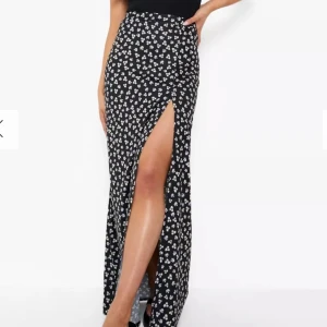 Ny kjol med slits från Boohoo - Superfin helt ny, Lång kjol med slits, storlek: 34  Lappen sitter fortfarande kvar, säljer då jag inte har haft tillfälle till att använda den💐  För fler bilder kan ni kontakta mig 💜  ‼️Obs! I priset ingår inte frakten‼️