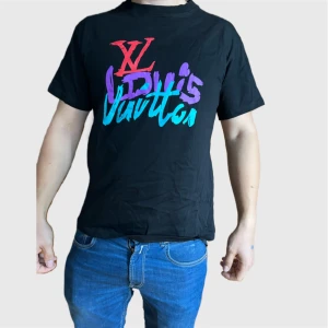 Louis Vuitton T-shirt - Skitfin och skön Louis Vuitton t short. Cirka 1,5 år gammal. Den är i bra skick.