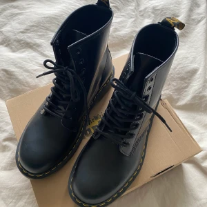Dr Martens - Helt nya och oanvända Dr Martens. Inköpta innan sommaren och endast behandlade. Modell 1460 och storlek 42.  Köpta för 2200kr och säljs nu för 2000kr.  Finns att hämta i Hägersten, går även att mötas upp i Stockholm eller skickas i utbyte mot frakt.