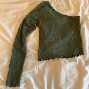 Grön tröja från Gina tricot i storlek S