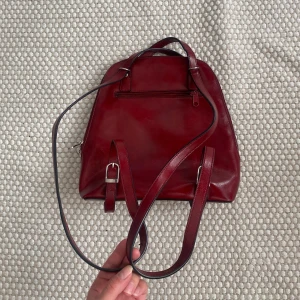 vintage PUCCINI   - Vintageväska från PUCCINI, köpt i vintageaffär i Italien. En mindre ryggsäck i skinn men justerbara remmar. I nyskick.