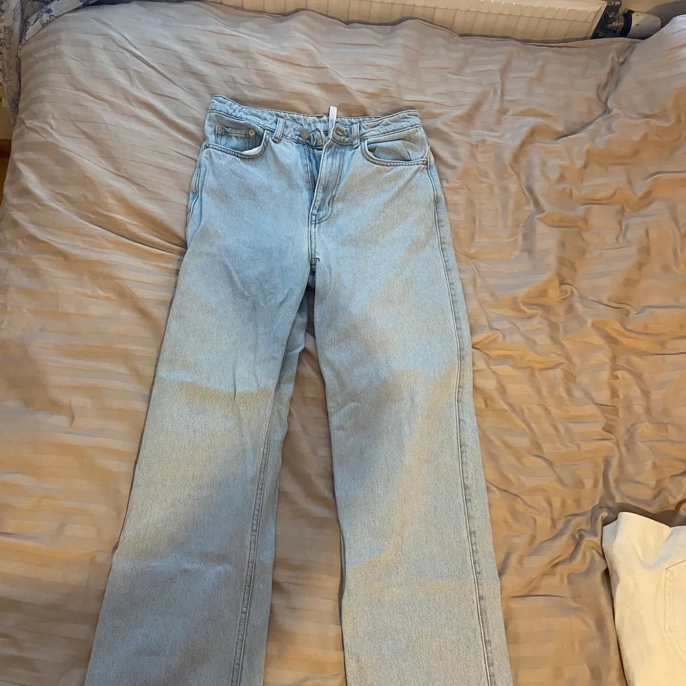 Ett par raka blåa jeans från weekday I modellen rowe. Jätte bra kvalitet säljer då de är för små för mig storlek 27/30. Jeans & Byxor.