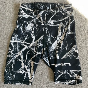 Stronger cykelbyxor - Cykelbyxor från stronger med svart/vitt marmor mönster. Använd en del men i bra skick. 