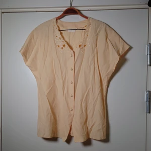 Vintageblus - Ljusgul vintageblus med brodyr vid halsen🌿