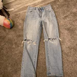 Jeans från abrand, töjts ut lite, st 26, ord pris: 1K. Tvättas innan jag fraktar, vill ha pengarna innan de postas. 