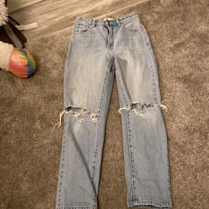 Abrand jeans  - Jeans från abrand, töjts ut lite, st 26, ord pris: 1K. Tvättas innan jag fraktar, vill ha pengarna innan de postas. 