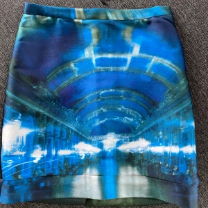 PRADA kjol stl S - Pradakjol i blåspräcklig framtill och svart bak. Aldrig använd. Liten i storleken. Stl S men känns snarare som XS. 