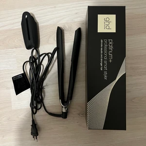 Ghd Platinum+ Styler - Plattång - Ghd Platinum+ Styler - Plattång Inköpt 4 Augusti 2022. I helt nytt skick, endast använd fåtal gånger. Alla tillbehör följer med. Digitalt kvitto finns, kan skickas om det önskas.