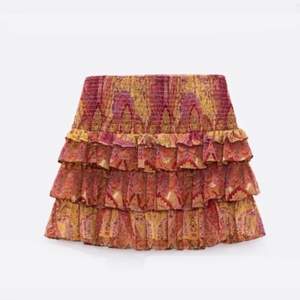 Säljer min mönstrade kjol från Zara, använd 5-6 gånger! Köparen står för frakt 💕💕