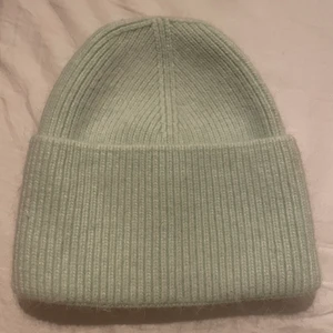 ALVII mössa!  - Oanvänd mössa från ALVII i supermjukt och mysigt material. Nyskick! Frakt tillkommer ❤️