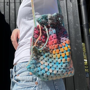 virkad väska - Säljer min väska jag har virkat! Super gullig och unik! 💖