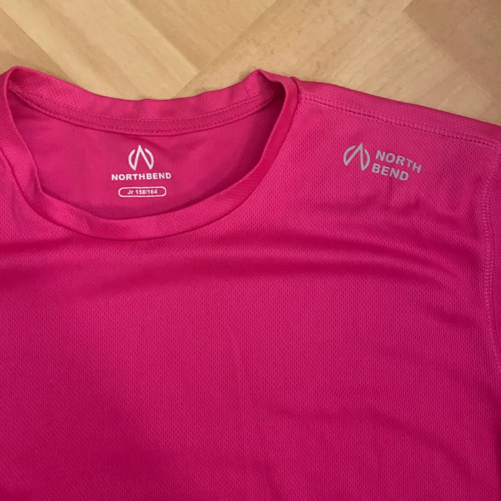 En rosa lite oversized tränings T-shirt . Hoodies.