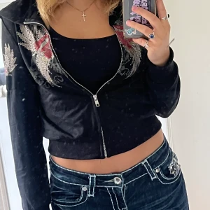 Hoodie - Cool hoodie med tryck i storlek M men passar nog bättre som S! Inte använd så ofta och den är i fint skick. Köpte för 350 men priset kan diskuteras.