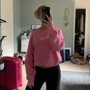 Champion tröja - Cool och snygg rosa tröja från Champion. Köptes i Frankrike för 1000kr men säljer nu för 300kr + frakt. Tröjan är i storlek M och den är uppvikt på första bilden, den är alltså större än den ser ut att vara på bilden. 