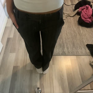 Lågmidjade kostymbyxor - Jättefina lågamidjade gråa kostymbyxor från vila som tyvärr blivit förstora