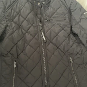 Replay jacka - Säljer nu min fina replay jacka som endast är använd ett fåtal gånger  Väldigt bra skick, inga problem, bra jacka till ett bra pris