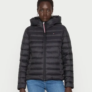 Tommy hilfiger  - Ny Tommy hilfiger jacka som ej kommer till användning längre. Köpt för 2295:- är utan defekter!