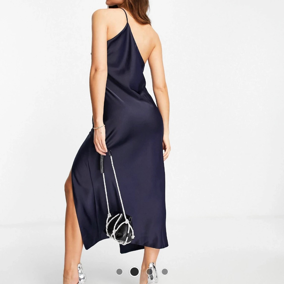 Oanvänd mörkblå klänning, strl 36 - 90