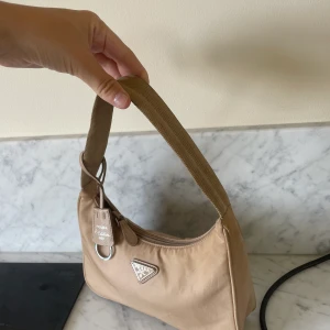Prada väska  - Prada re- edition 2000 bag. Kvitto finns. Bra men använt skick. 