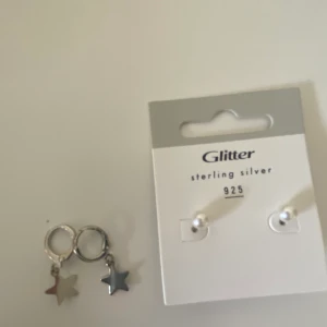 Örhängen - Jag säljer dessa örhängen för att jag har nästan lika dana. Dom men sjtjärnor är från ur & pen och dom andra från glitter stjärnor: 20kr pärlor: 30kr