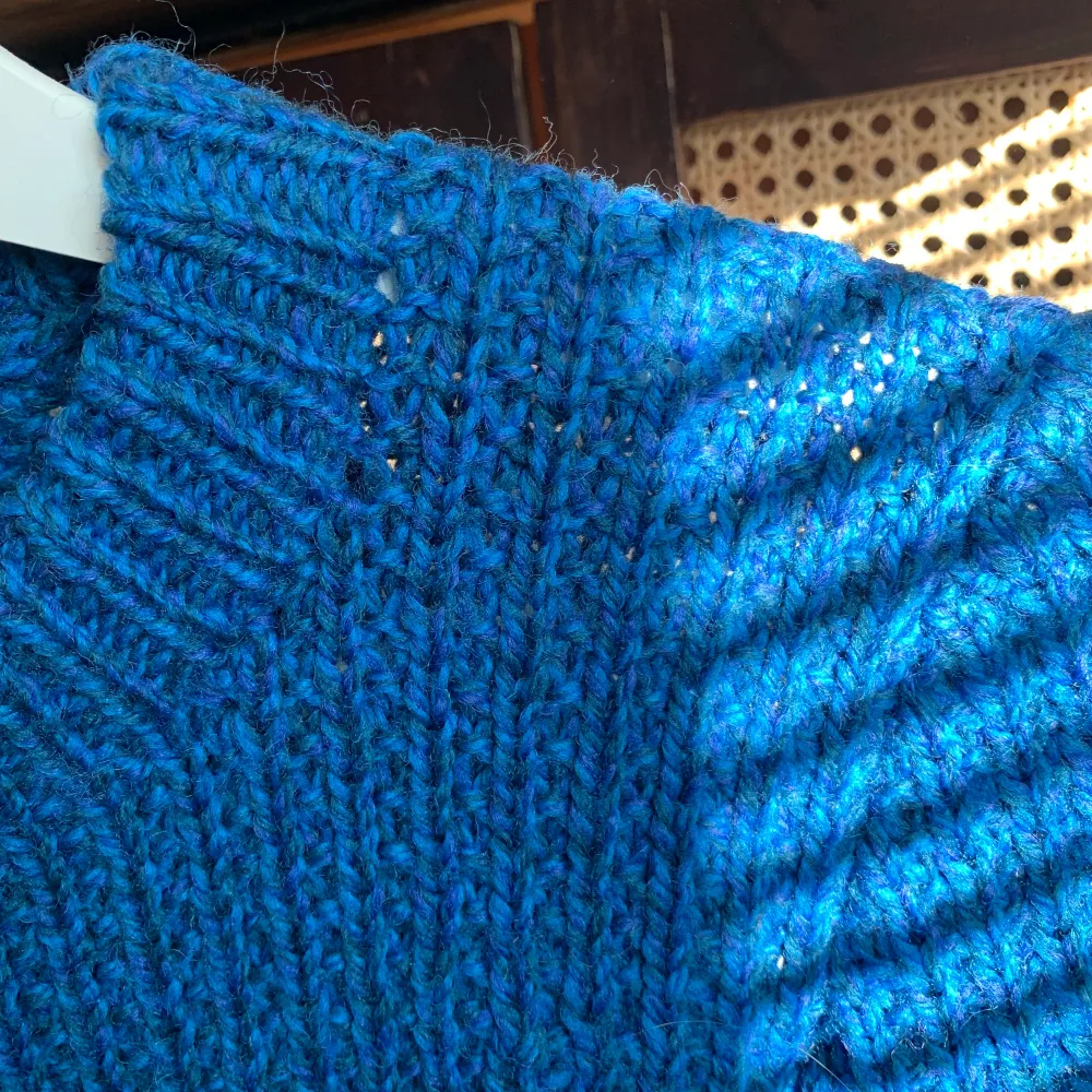Så fin blå färg på denna tjockt stickade tröja!. Tröjor & Koftor.