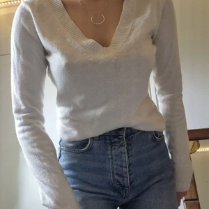 Vit stickad tröja - En mysig och väldigt varm tröja. Använd 3 gånger.  Köparen står för frakten! Kan mötas upp eller skicka. ❤️