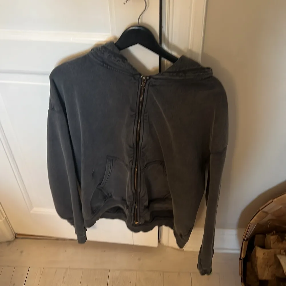 Urtvättad grå zip hoodie från Mnml LA, sitter boxy, storlek L. Hupparit & Collegepaidat.
