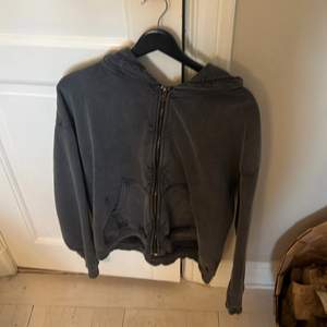 Urtvättad grå zip hoodie från Mnml LA, sitter boxy, storlek L
