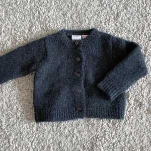 Stickad Softa  - Size: 12-18months/86cm Color: Anthracitegrey  Material: Wool  Condition: 90% looking new 