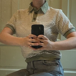 Piké/virkad skjorta  - Fin virkad kortärmad skjorta/blus i pastellggrönt och benvitt. Storlek S från märket Alfred Dunner 