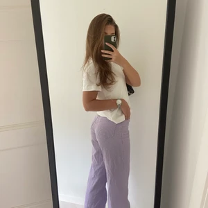 Lila Manchester byxor - Säljer mina super snygga lila Manchester byxor från Monki i modellen Yoko!!🤍🤍