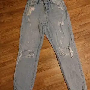 Säljer ett par jätte fina jeans. De är i pincip bara testade och använda ett få tal gånger. Säljer pga att jag inte kan ha dom längre. Kan mötas upp eller skicka. 150kr ink frakt Betalas med swish 