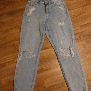 FB sister jeans - Säljer ett par jätte fina jeans. De är i pincip bara testade och använda ett få tal gånger. Säljer pga att jag inte kan ha dom längre. Kan mötas upp eller skicka. 150kr ink frakt Betalas med swish 