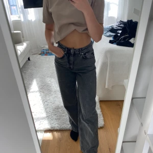 Raka gråa jeans - Raka gråa jeans från NA-KD strl 34. Använda ett par gånger och är i jättefint skick. Höga i midjan, långa ben, jag är 170cm!