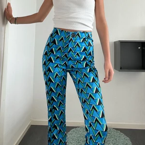 Mönstrade byxor - Skitsnygga mönstrade kostymbyxor i ett lätt tyg. I mycket bra skick då de endast används på en konsert. (Louis Tomlinson konsert) 👏🏼👖💿 