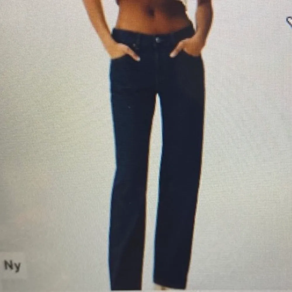 Lägger upp igen pga oseriösa köpare 💫 lågmidjade svarta jeans från str, slutsålda på Zalando 💕 storlek 36 men sitter mer som en 34! använda en gång, kmr aldrig till användning ⚡️ bara att fråga om fler bilder!. Jeans & Byxor.