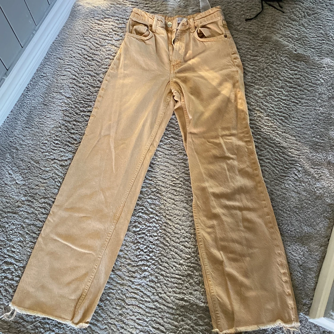 Ett par orange byxor  - 90