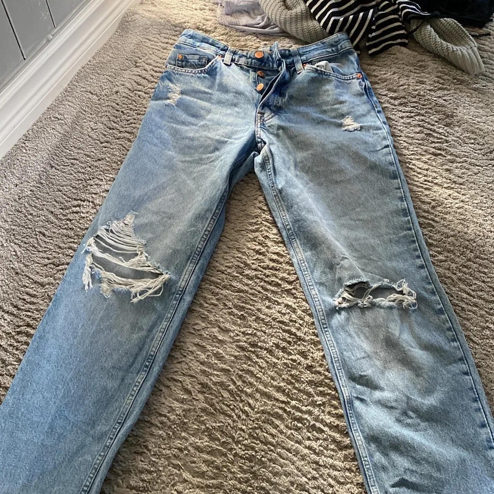 Dem är 90’s och mid Waits jätte fina jeans det är storlek 32 men känd som 24 orginal pris 400. Jeans & Byxor.