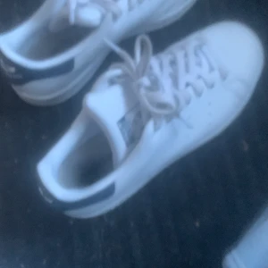 Skor - Ett par nästan helt nya(använda kanske 2 gånger) adidas stan Smith skor jag säljer för att de inte riktigt är min stil längre (jag vill köpa air forces ) istället  köpta för 1200 på boozt ❤️❤️
