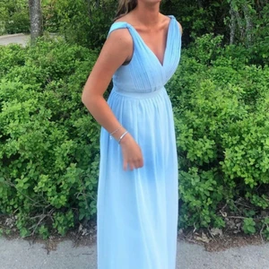 Balklänning - Säljer min fina balklänning i strl 36. Jag är 169 lång och hade ett par skor på kke 3/4 cm.