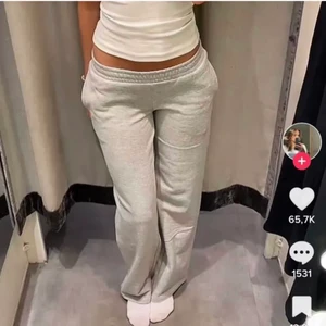 lågmidjade mjukisbyxor  - super snygga lågmidjade mjukisbyxor från bikbok i storlek S. Använd ett fåtal gånger. Tryck INTE på ”köp nu” !!!