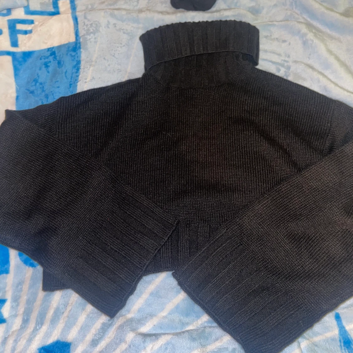 Stickad kroppad polotröja 