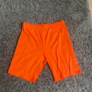 Cykelbyxor  - Neon orangea cykelbyxor från SHEIN i storlek 38. 
