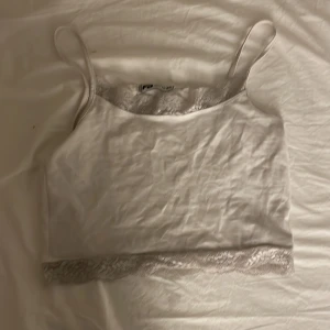 Vit tröja - Säljer denna vita tröja med mönstrings kanster 