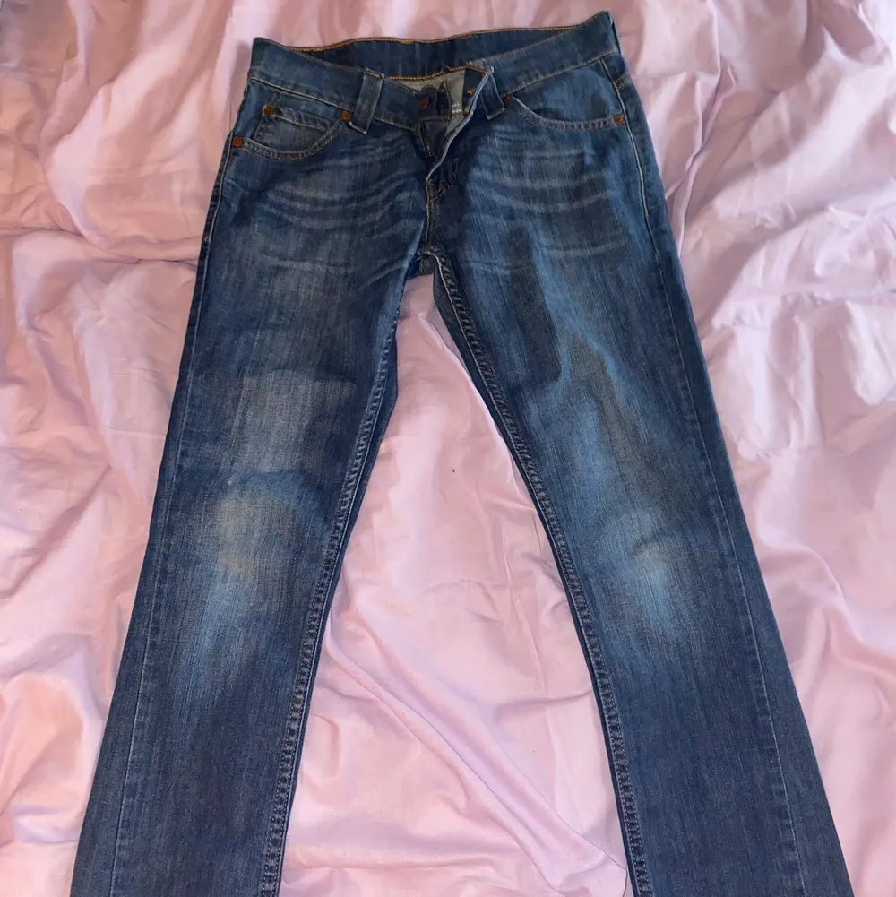 Snygga lågmidjade jeans, passar en xs. hör av er för mer info<3. Jeans & Byxor.