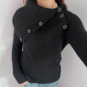 Stickad tröja!! - Säljer denna så fina stickade tröja från hm som är så snygg med den stora kragen!!