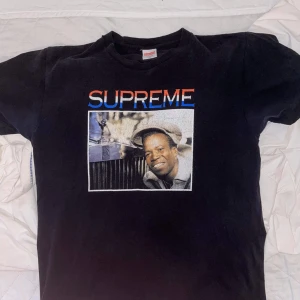 Supreme t-shirt - Hej!  Säljer nu min fina supreme t-shirt då jag inte kommer till användning för den då jag bytt stil. Tröjan är i storlek M  Tröjan är inte i nyskick. Kvitto finns. Kan gå ner i pris.