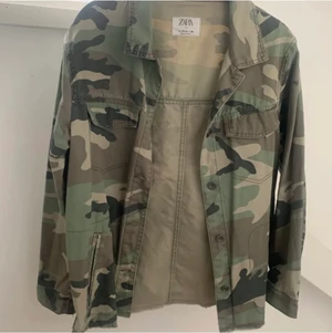 Zara jacka - Jacka från zara barnavdelning, köpt för ca 2 år sedan till en temafest. Den är storlek 164 och passar mig som är 163 och brukar ha xs/s♥️